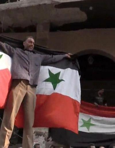 Dumada kalan siviller rejim bayrağı açıp kutlama yaptı