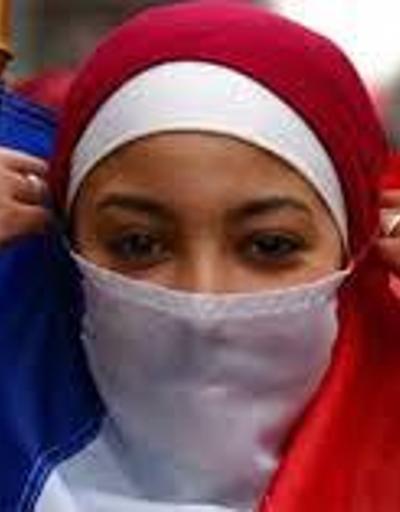 Fransa, yetkiliyle tokalaşmayı reddeden kadının vatandaşlığını iptal etti