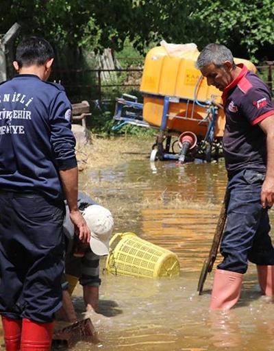 Denizlide taşkın: Barajdan salınan su evleri bastı