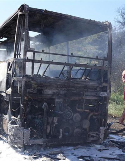 Anzakları taşıyan yolcu otobüsü yandı