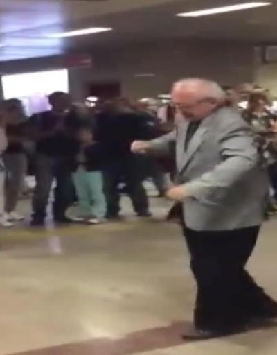 İhtiyar delikanlı metroda dans etti, sosyal medyayı salladı