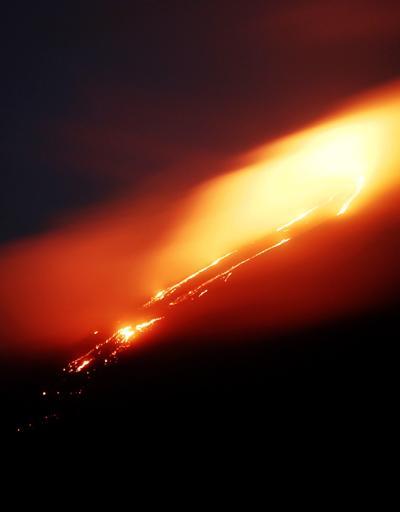 Endonezyada Sinabung yanardağı patladı