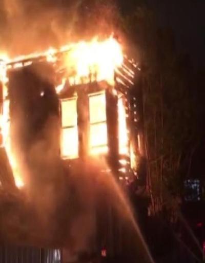 İstanbulda ahşap ev alev alev yandı