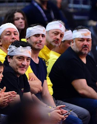 Fenerbahçe taraftarları maçı ’sargı bezi’yle izledi