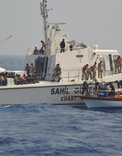 Denizde mahsur kalan mülteciler sahil güvenlik kurtardı