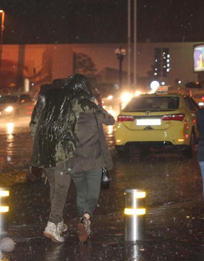 Sağanak yağış İstanbulluları hazırlıksız yakaladı