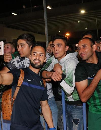 Şampiyon Akhisarı taraftarları sabaha karşı havalimanında karşıladı