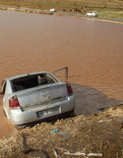 Şanlıurfada feci kaza: Otomobil su dolu çukura düştü