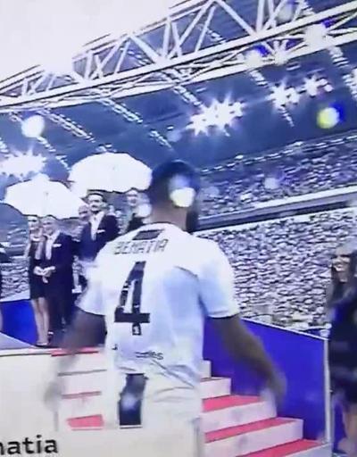 Juventuslu futbolcunun eli havada kaldı