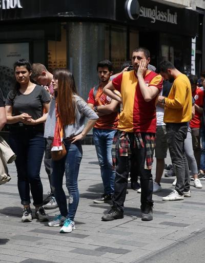 Galatasaraylılar Taksimde uzun kuyruklar oluşturdu