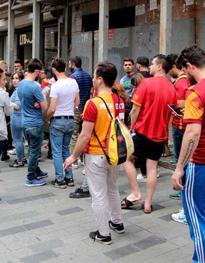 İstiklal Caddesinde metrelerce Galatasaray kuyruğu
