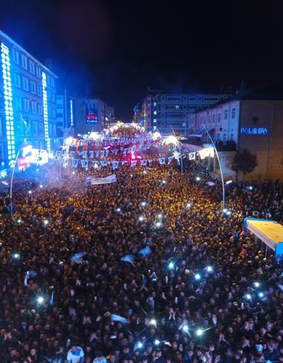 Erzurumda taraftar ve futbolculardan kentte muhteşem kutlama