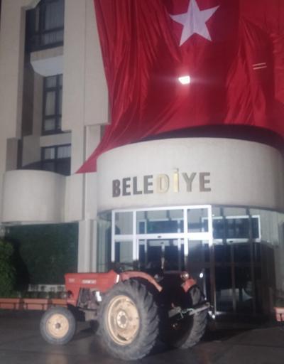 Alkollü muhtar protesto için traktörünü belediyenin kapısına çıkardı