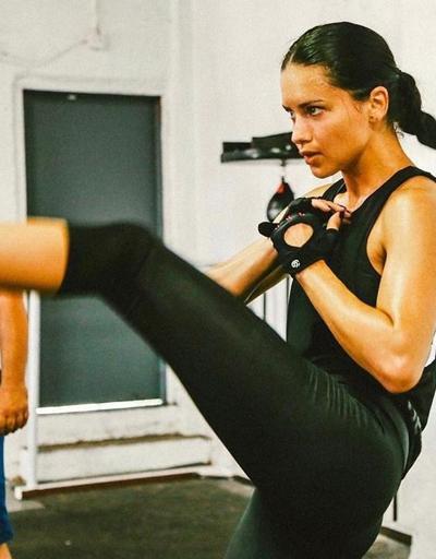 Dünyaca ünlü model Adriana Lima kendisini boksa verdi