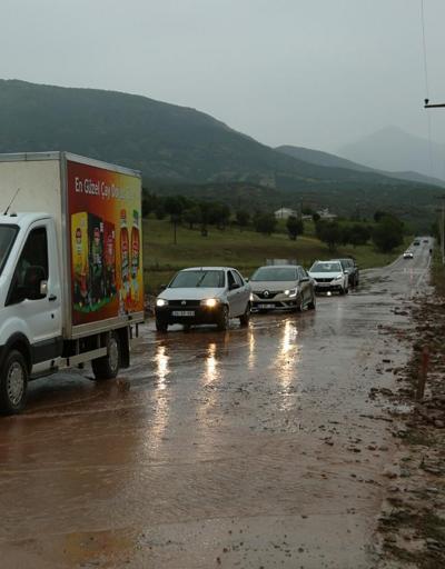 Sel Tunceli- Erzincan karayolunu kapattı