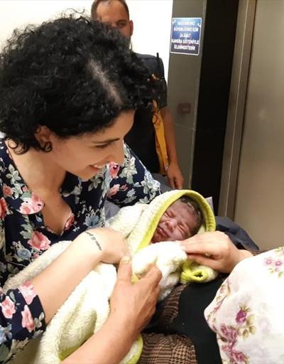 Hastaneye yetiştirilemeyen kadın yol kenarında doğum yaptı