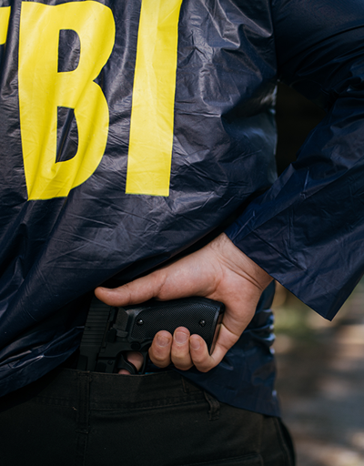Dans ederken silahını düşüren FBI ajanı bir kişiyi vurdu