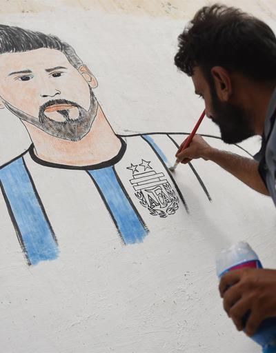 Karaçide Dünya Kupası için duvarlar futbolcu resimleriyle süslendi