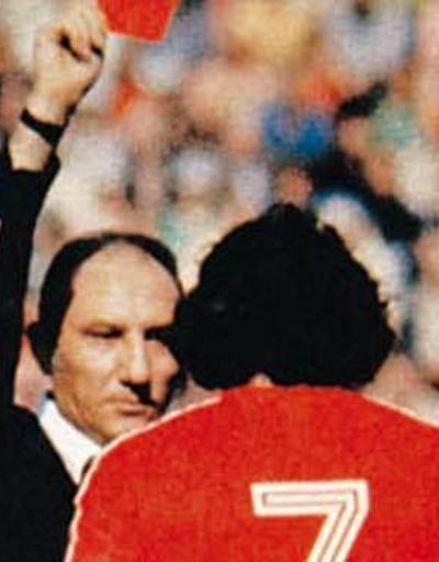 Dünya Kupasında ilk kırmızı kartı bir Türk gösterdi