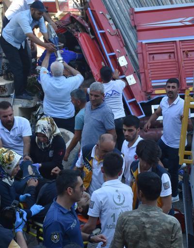 Kamyon mescide daldı: 3 kişi hayatını kaybetti