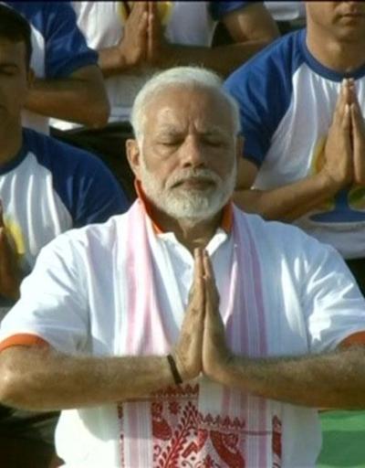 Hindistan Başbakanı 50 bin kişiyle yoga yaptı