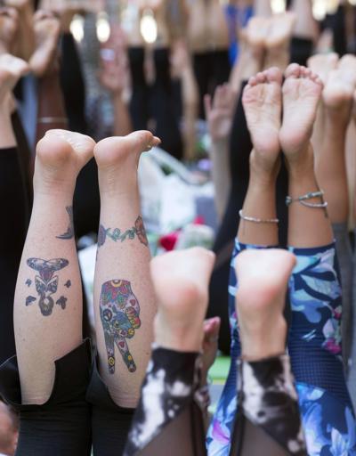 Dünya Yoga Gününde yüzlerce kişi Times Meydanında