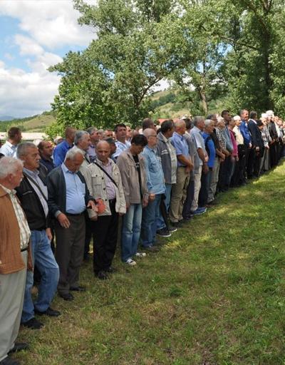 Bosna Savaşında öldürülenler için Drina Nehrine gül bırakıldı