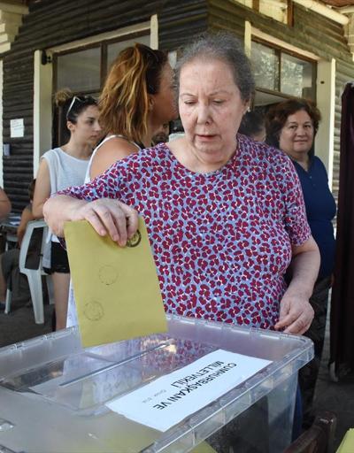 Ünlü oyuncu Fatma Girik annesiyle beraber oy kullandı