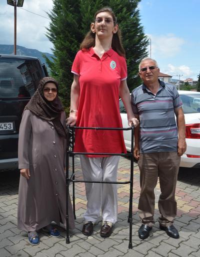 Dünyanın en uzun boylu kızı Rümeysa Gelgi oyunu kullandı