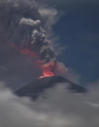 Agung yeniden harekete geçti, kül ve duman püskürtüyor