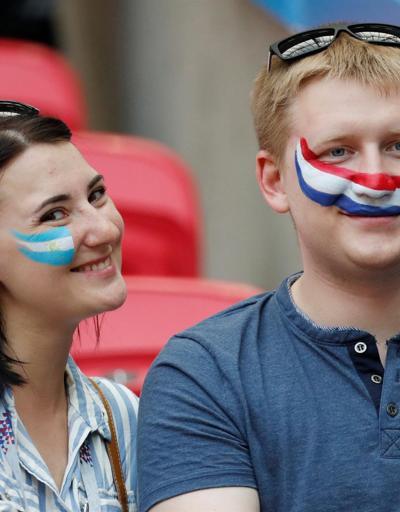 Fransa - Arjantin maçı tribünlerinden renkli kareler