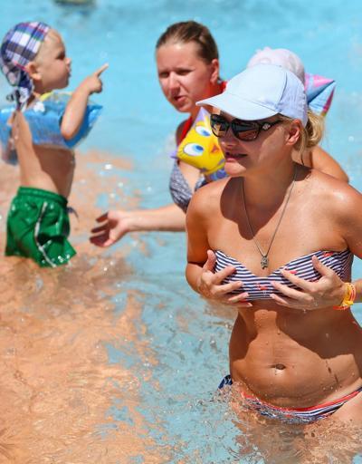 Antalyada termometre 42 dereceyi gördü: Havuzlara akın ettiler