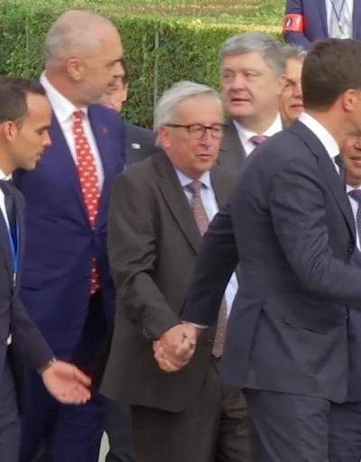 NATO Zirvesinde ilginç görüntü: Juncker ayakta duramadı