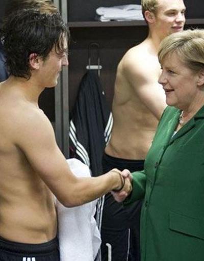 Merkelin sözcüsünden Mesut Özil açıklaması
