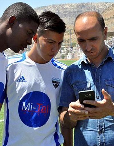 Diyarbakıra gelen Kolombiyalı futbolcularla Google Translatele iletişim