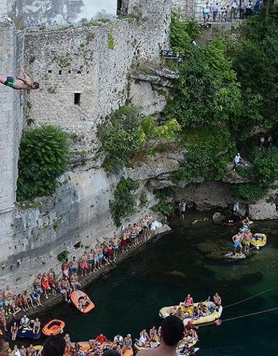 Mostar Köprüsünde geleneksel atlama yarışları yapıldı
