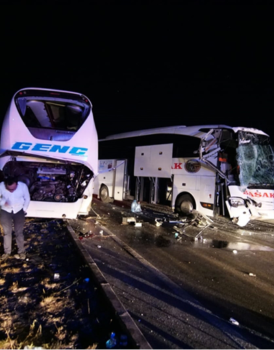 İki otobüs çarpıştı, 13 yaralı