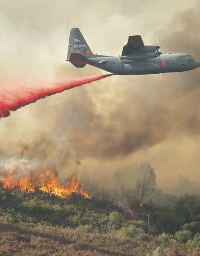 California eyalet tarihinin en büyük yangınıyla mücadele ediyor