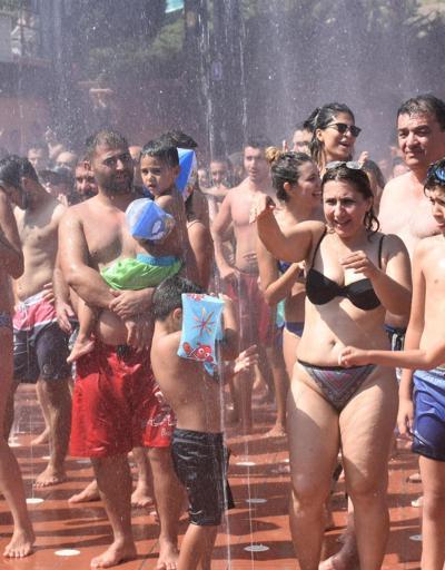 Tatilciler su parklarına akın etti
