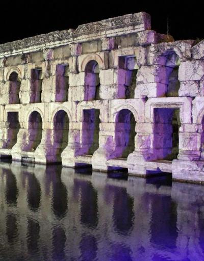 2 bin yıllık Roma Hamamı gece görüntüsüyle göz kamaştırdı
