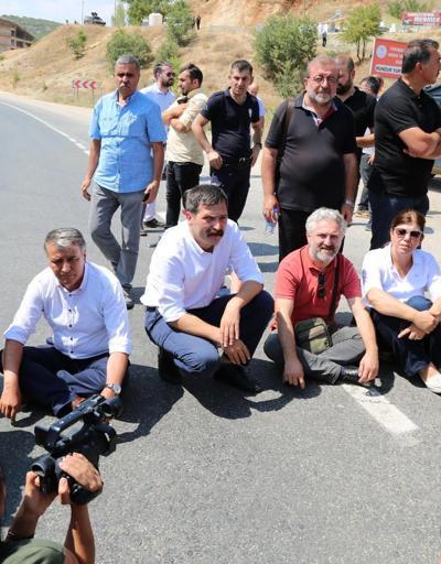 Tuncelide geçişlerine izin verilmeyen HDPliler oturma eylemi yaptı