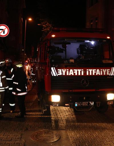 Fatihte yangın paniği: Camdan çıkıp çocuklarını kurtardı