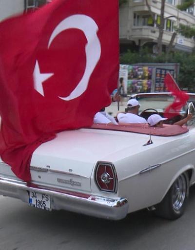 İstanbulda klasik otomobillerden zafer konvoyu
