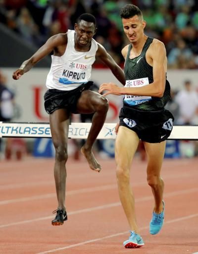 Kenyalı atlet tek ayakkabıyla birinci oldu