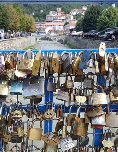 Kosovadaki “Aşk Köprüsü” asma kilitlerin ağırlığı nedeniyle tehlikeye girdi