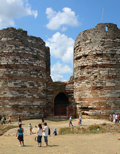 Tarihi Yoros kalesinin kazı deposu soyuldu