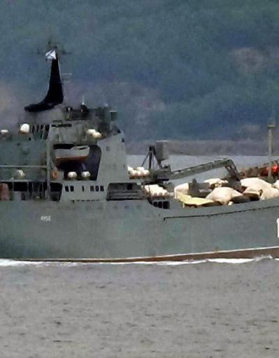 Boğazdan geçen Rus savaş gemisindeki malzemeler dikkat çekti