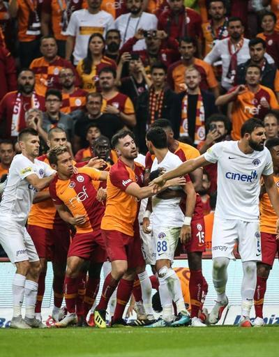Galatasaray - Kasımpaşa maçında sahanın karıştığı an