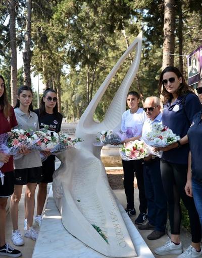 Basketbolcular Özgecan Aslanın mezarını ziyaret etti