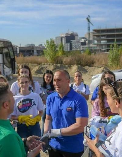 Kosova Başbakanı sokaklarda çöp topladı